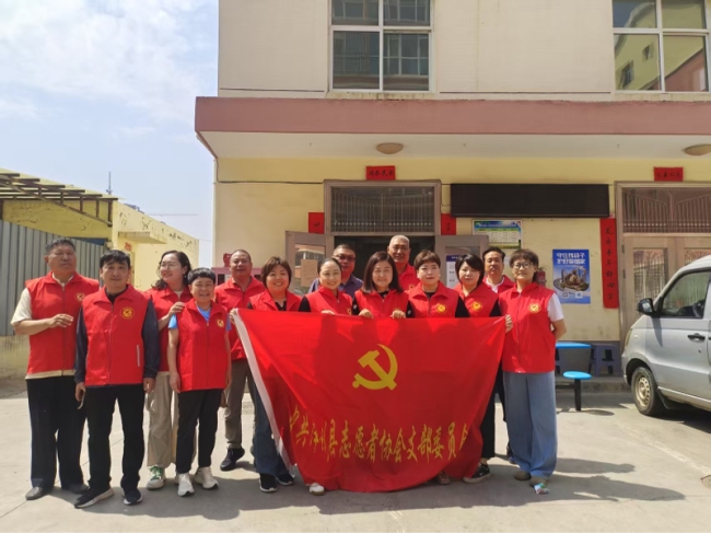 走进金村镇背荫村为老人义务理发、义诊